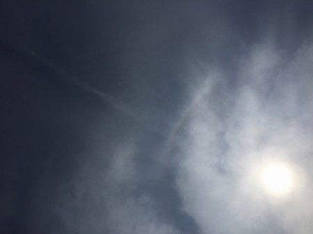 日輪と飛行機雲