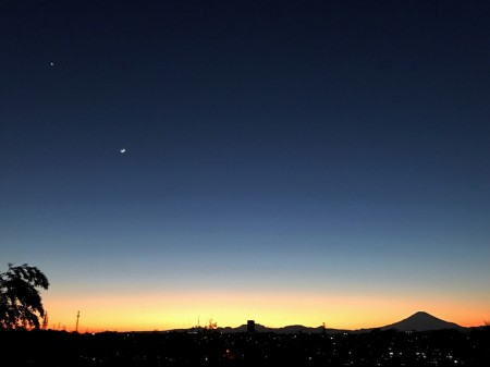 富士山と夕焼けと月、金星