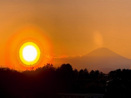 夕陽の花粉光環と富士山